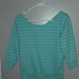 Cropped 3/4 sleeve shirt.